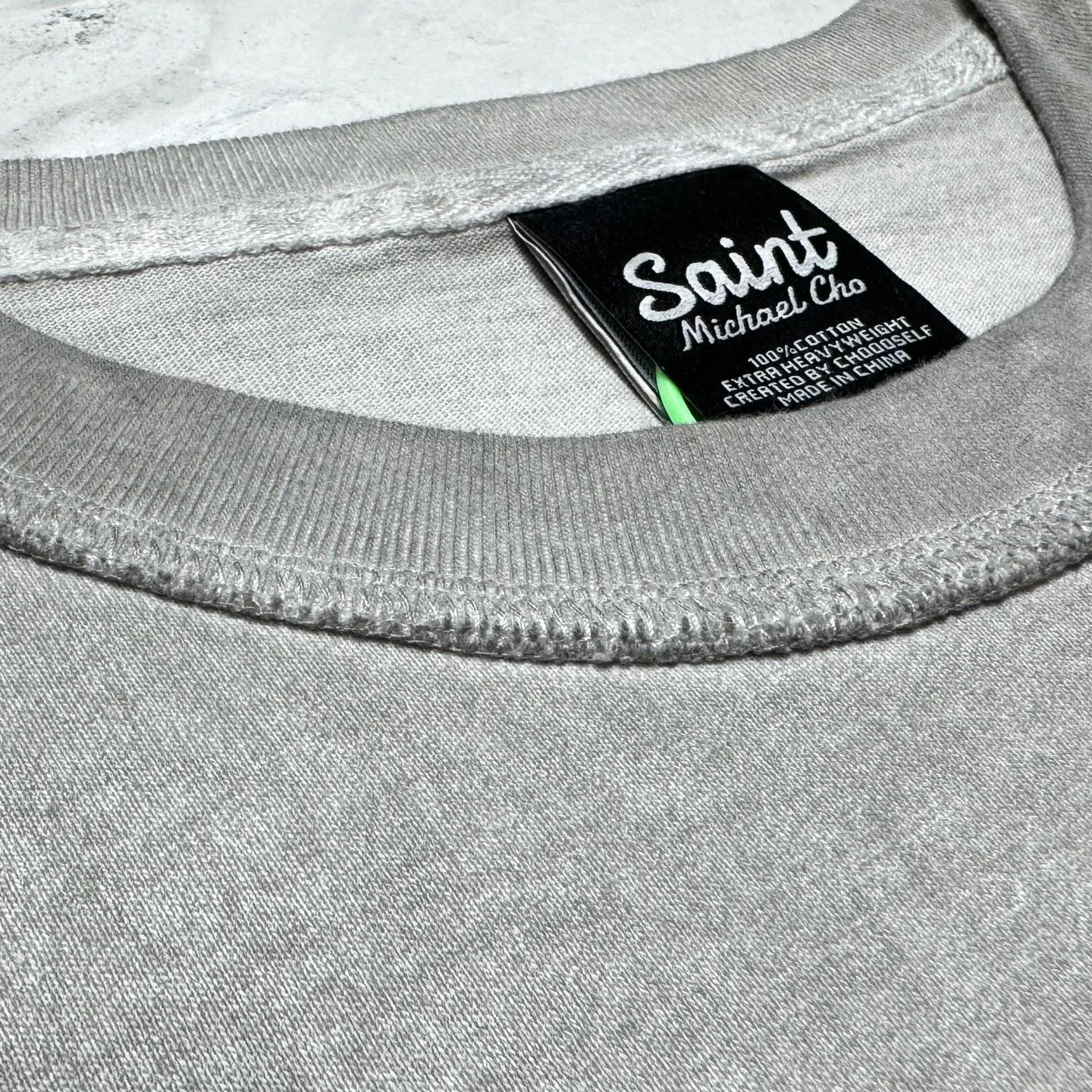 P118 # CVT-06 Saint Saint uses a more radical expression method to give it new life. Reversed neckline + shoulder stitching technology + single seam stitching on the hem + hand-splashed ink on ready-made garments + multi-position knife cutting + heavy Assute fermentation washing water. Special stitching stitching is used on the shoulders. This is a common technology in vintage waistcoats in the 1990s. It can enhance the structural sense of the tailoring of the entire garment. The upper body is also more three-dimensional and fits the body shape.
